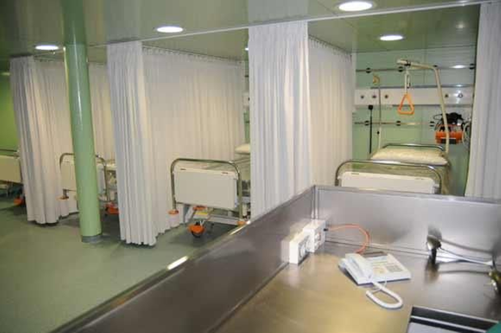 El 'Juan Carlos I', el mayor barco de guerra de la historia de la Armada Española, ya está atracado en la Base de Rota

Foto: Javier Gonzalez