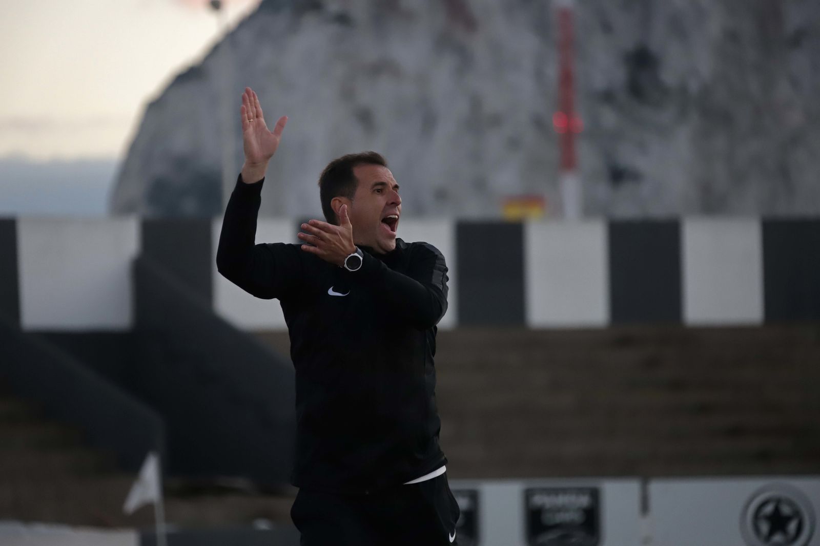 Esteban Navarro gesticula durante el partido en el Municipal.