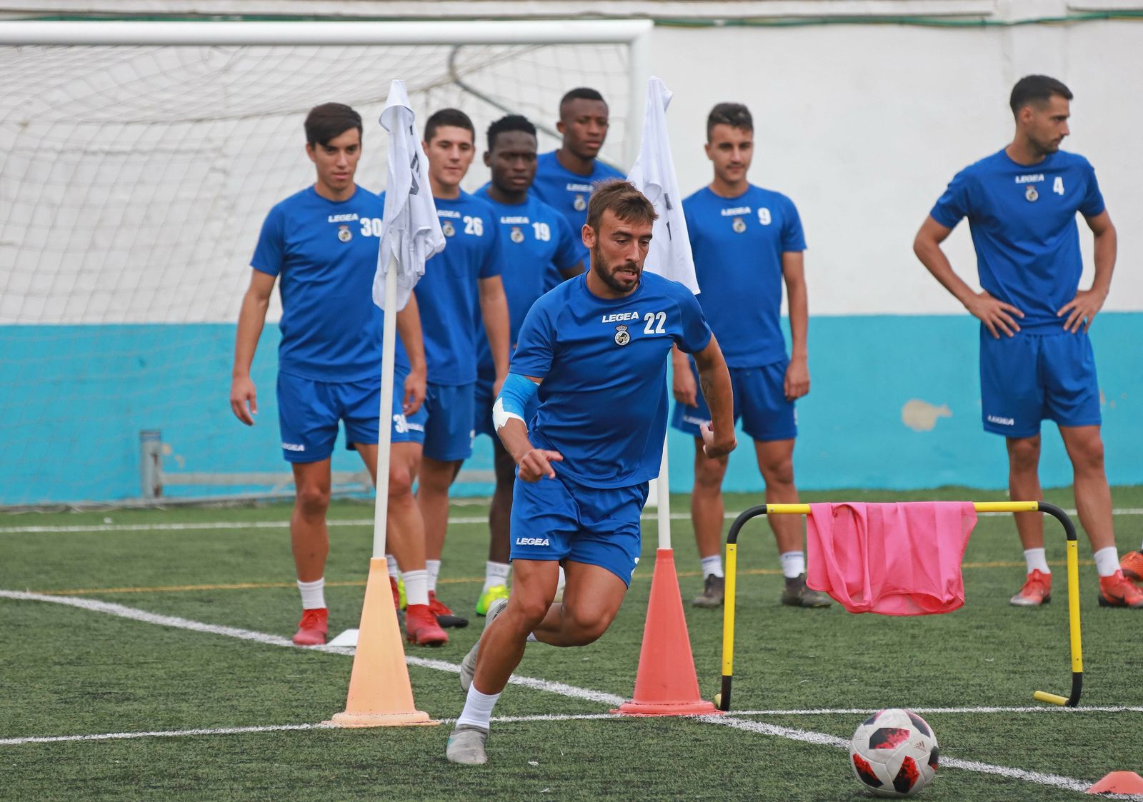 Jordan Sánchez persigue el balón en una sesión de trabajo