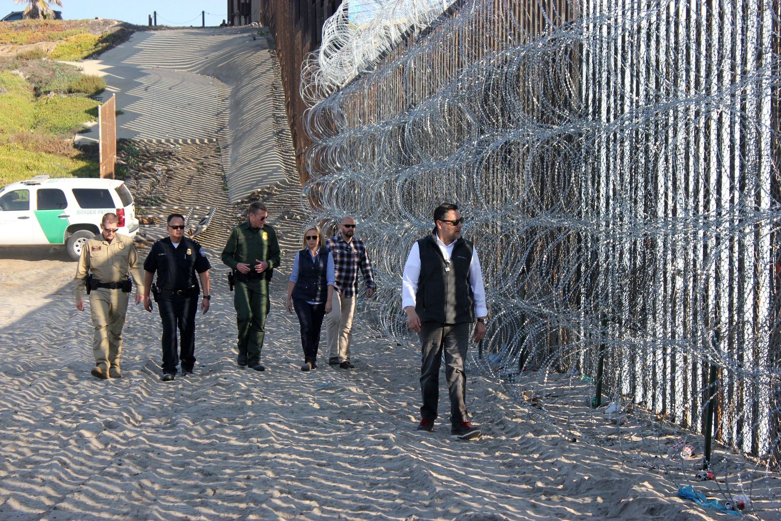 Kirstjen Nielsen, secretaria del Departamento de Seguridad Nacional de EEUU, inspecciona la valla con México.