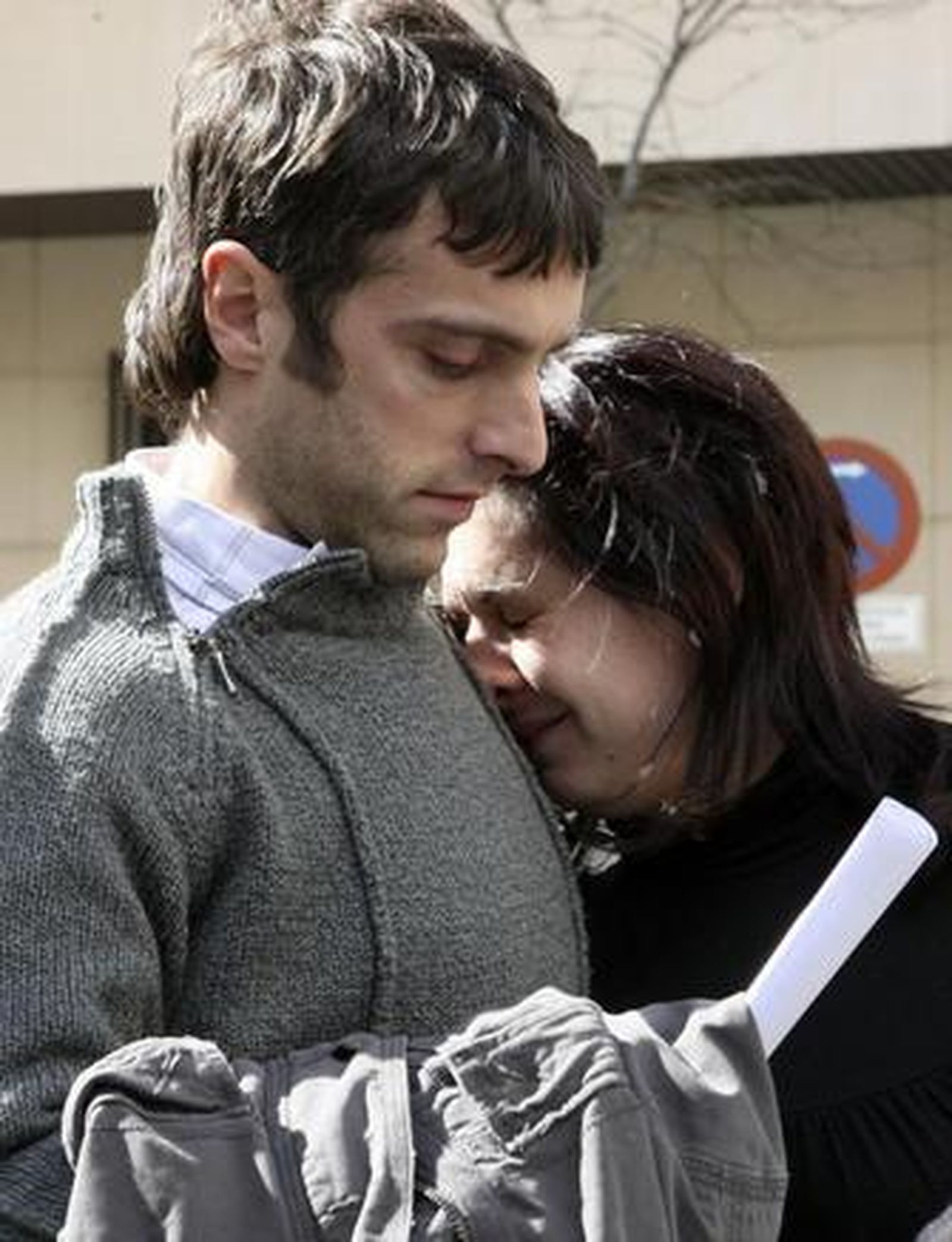 Los etarras Oroitz Aldekoa y Agurne Salterain, ayer, a su salida de la Audiencia Nacional.