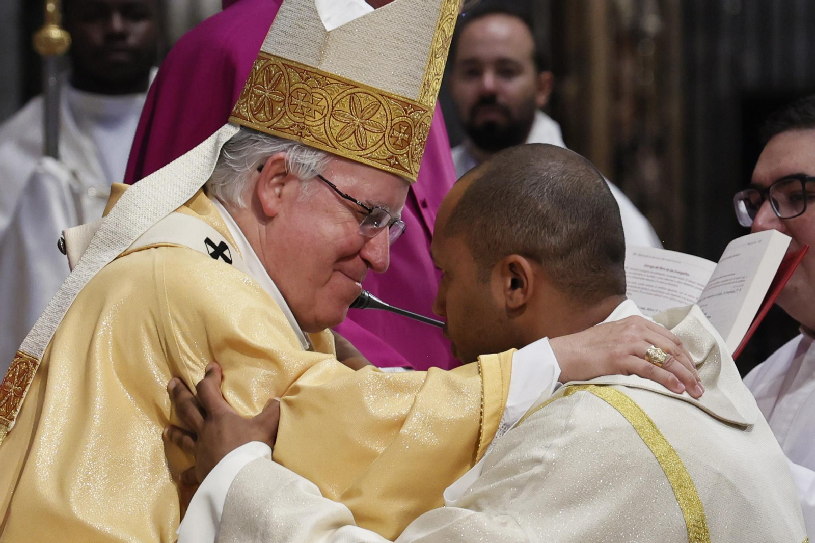 La ordenación de seis nuevos diáconos, entre ellos el Hermano Pablo, secretario del Cardenal Amigo