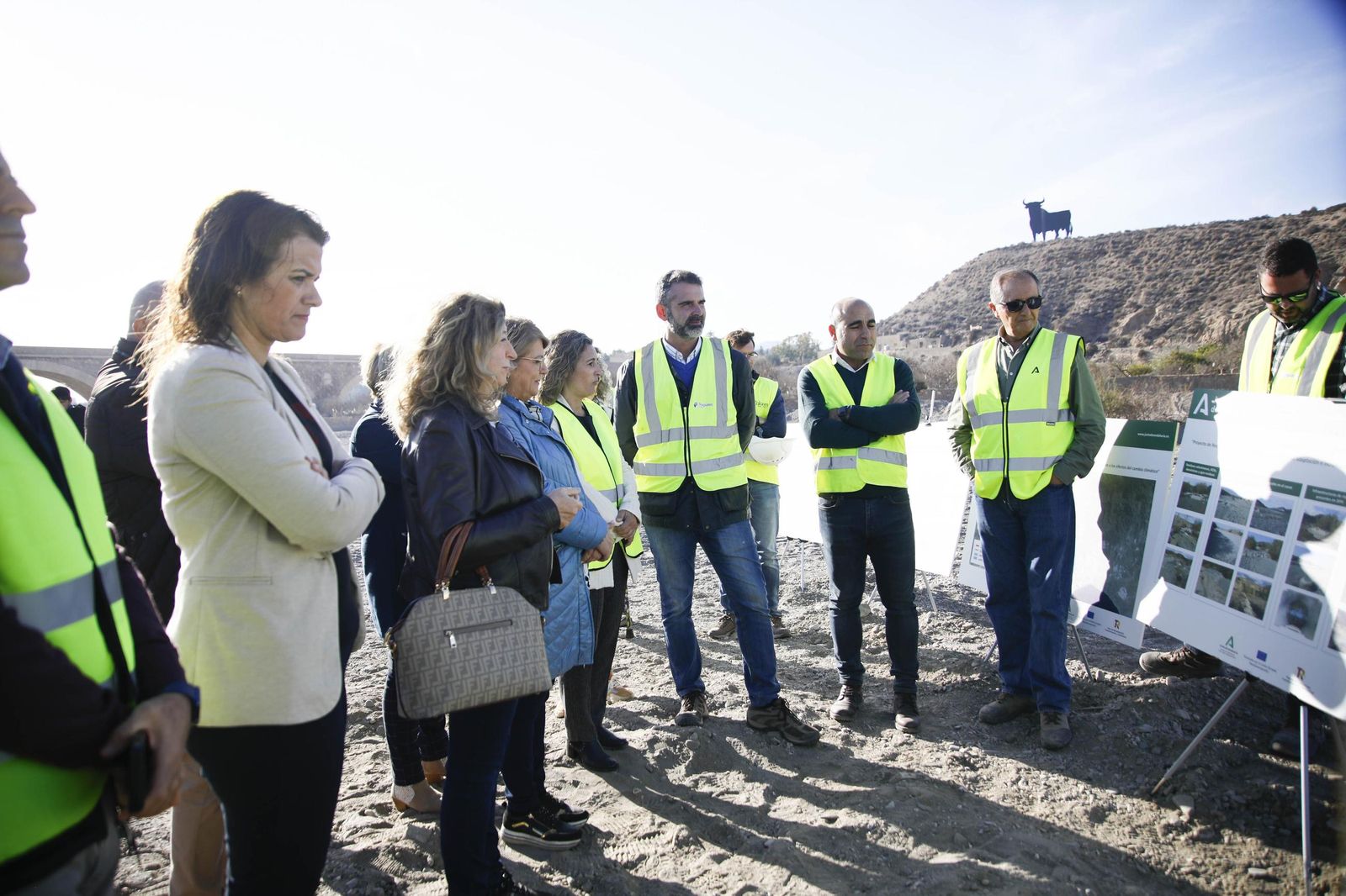 Las imágenes de la visita las obras de restauración hidrogeomorfológica y de naturalización del cauce del río Andarax, en Rioja