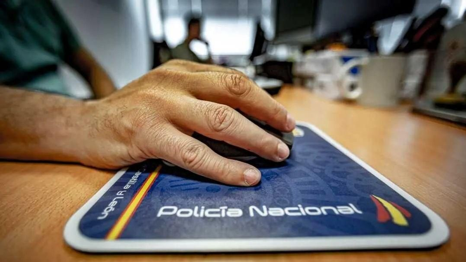 Un agente del grupo de investigación tecnológica (GIT) de la Policía Nacional.