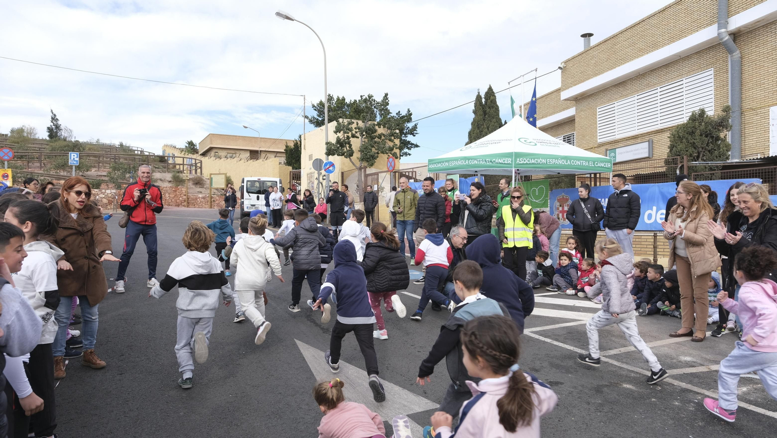 Imágenes de la carrera infantil contra el cáncer en el CEIP Francisco de Goya