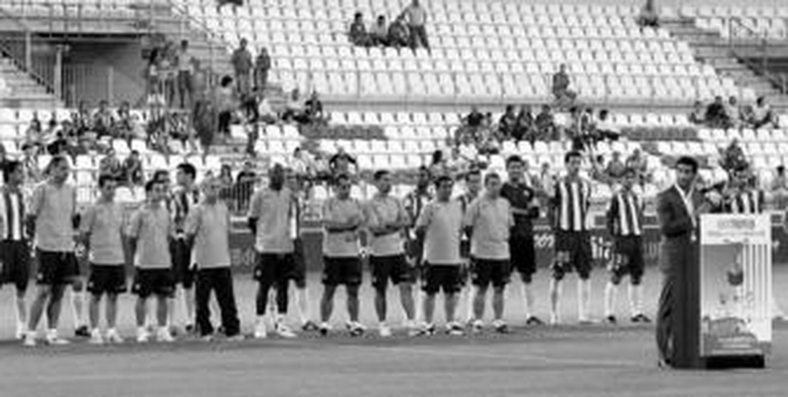 Fernando Sanz se dirige al público con los técnicos, empleados y la plantilla de fondo.