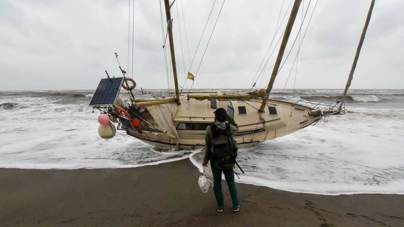 Velero varado en la playa de la Alcaidesa