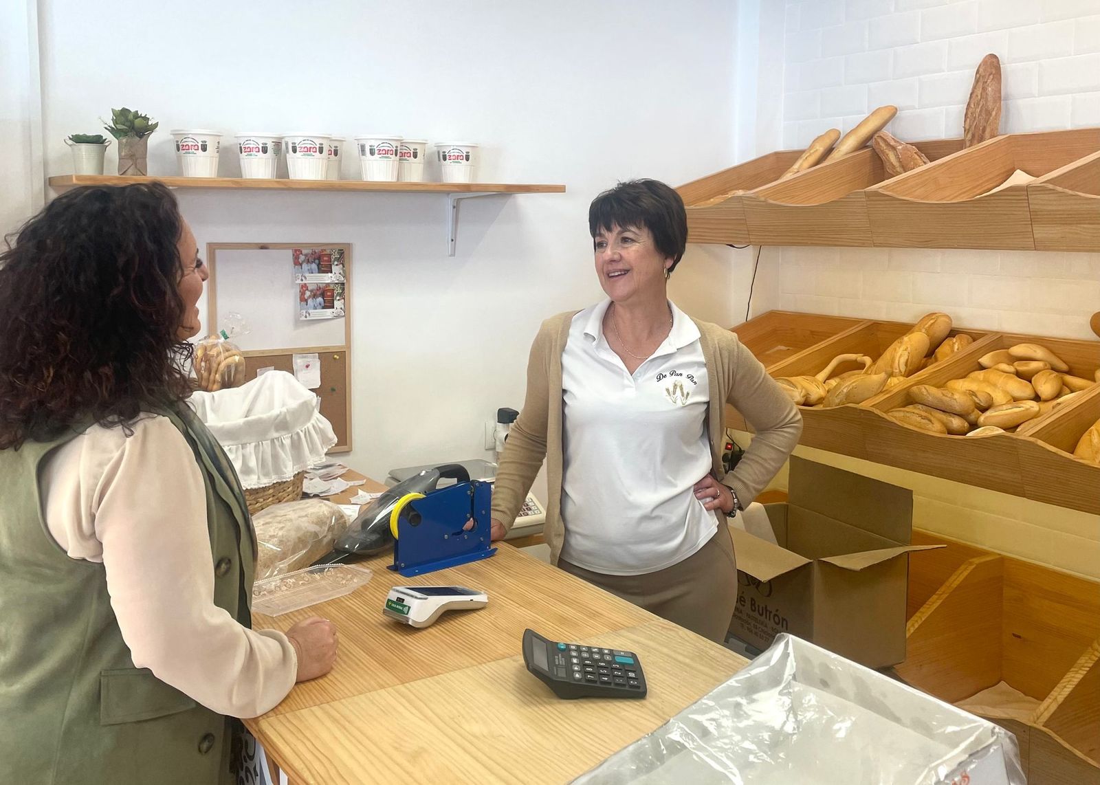 Ascensión Hita, durante su visita a los comerciantes de Huerta del Rosario.
