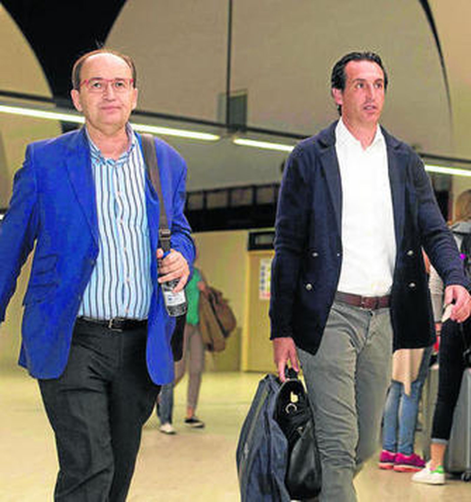 José Castro y Unai Emery se dirigen hacia la zona de embarque del aeropuerto de San Pablo.