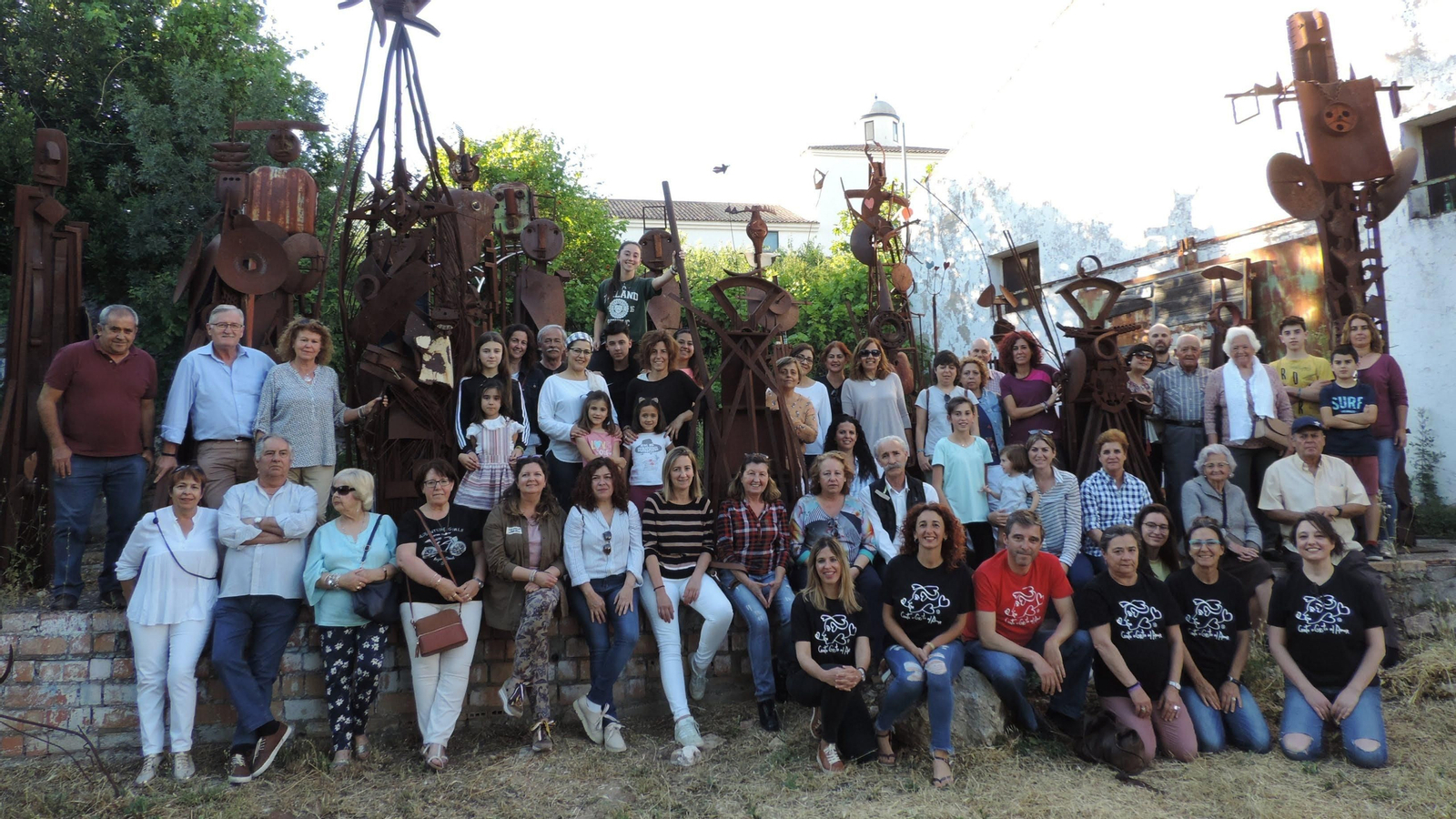 Un grupo de personas, con el artista José Hinojo, en su casa estudio en el Molino de las Montañas.