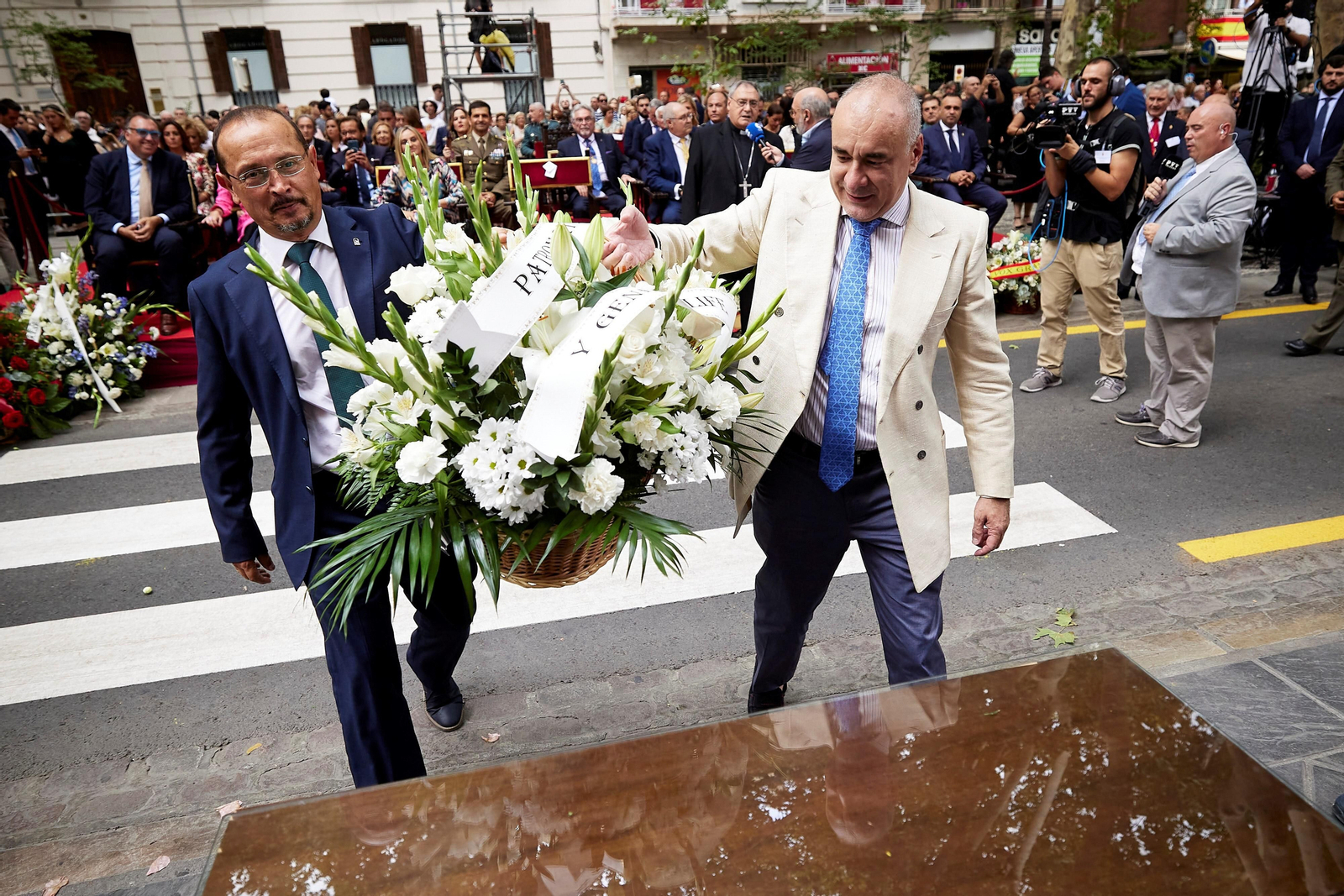 Granada se vuelca con la ofrenda floral en la Basílica de la Virgen de las Angustias