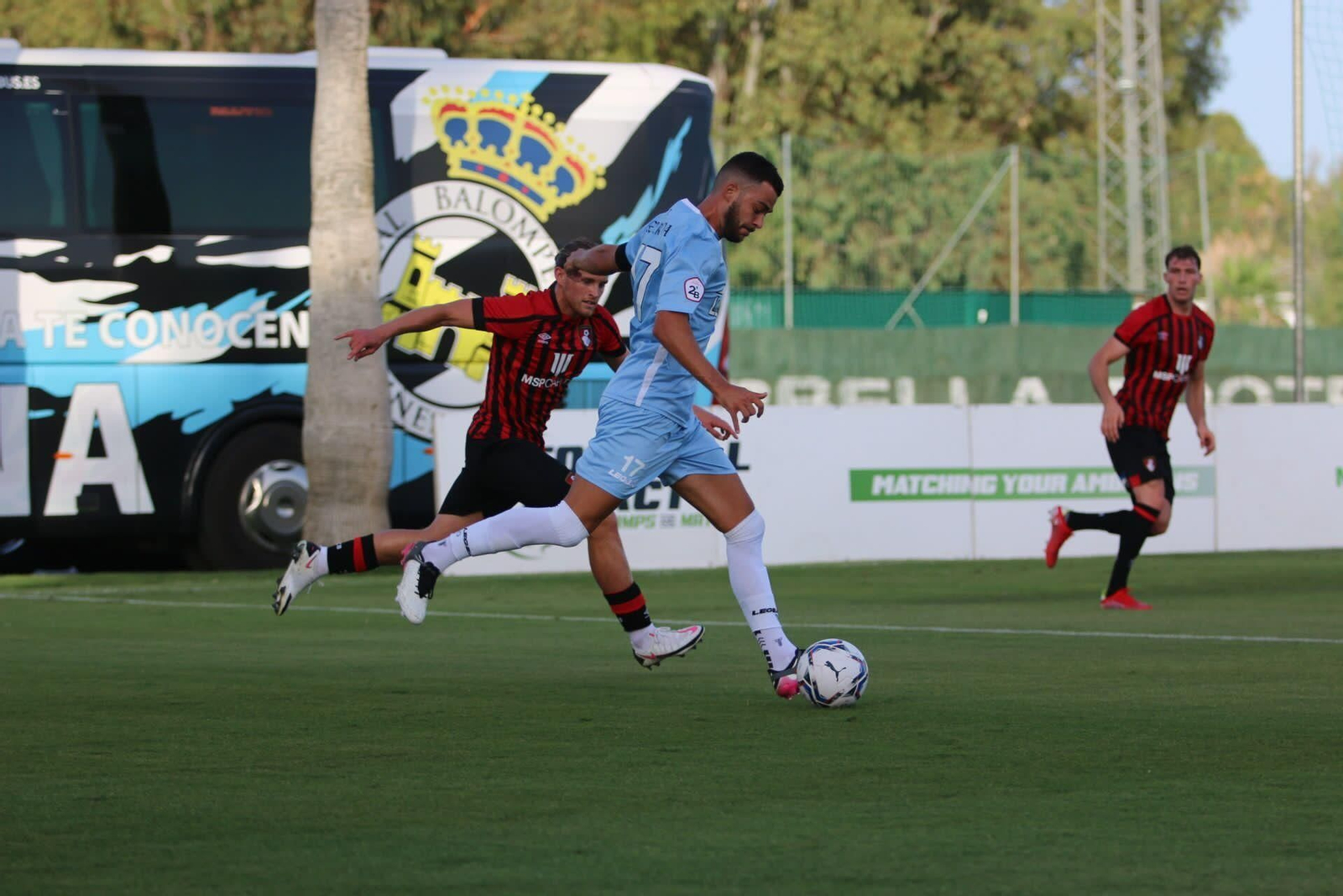 Luis Alcalde se dispone a chutar en el partido ante el Bournemouth.