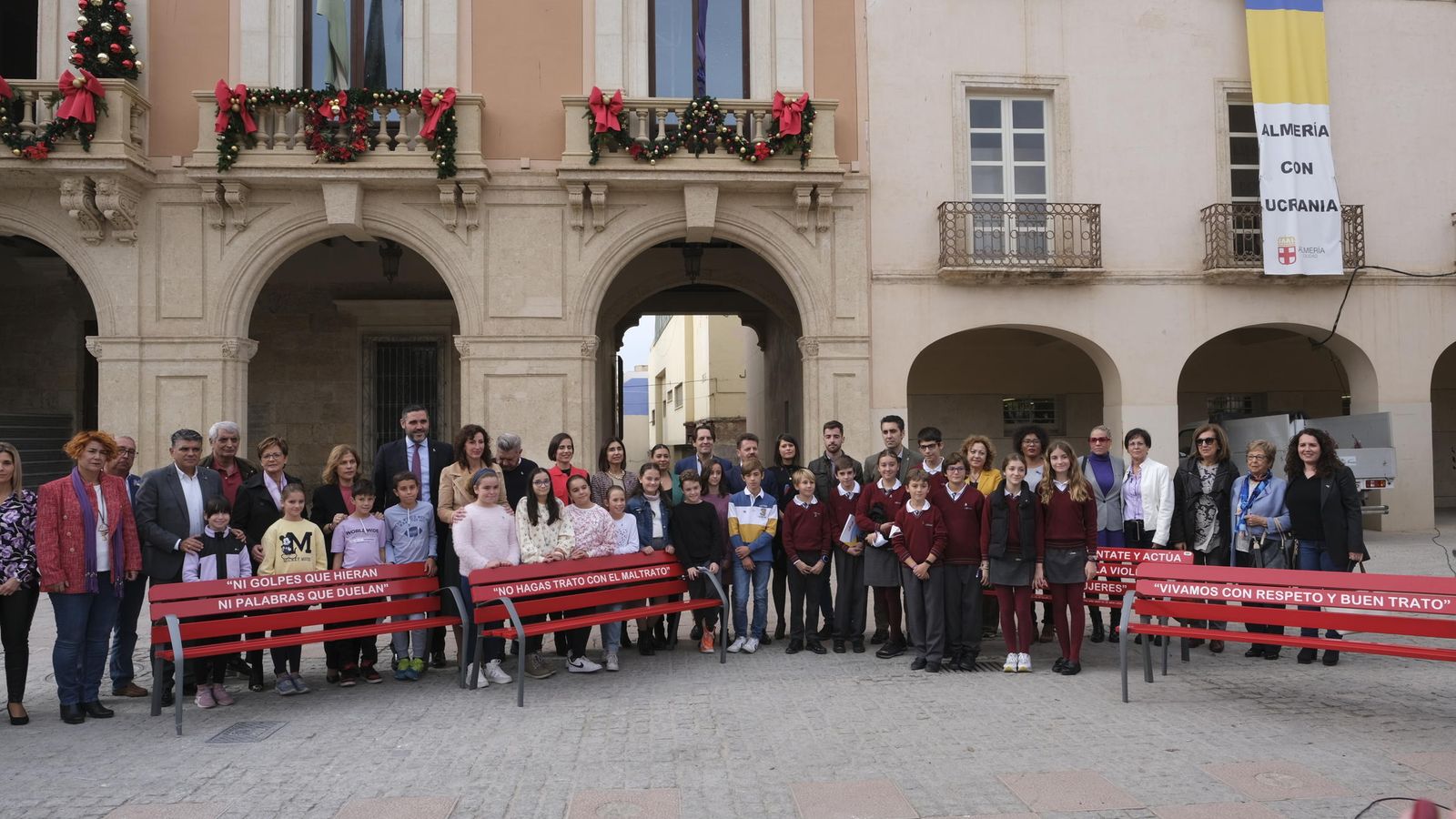 La alcaldesa de Almería y la concejala de Igualdad junto a los niños que han dado lectura al manifiesto en la Plaza Vieja.