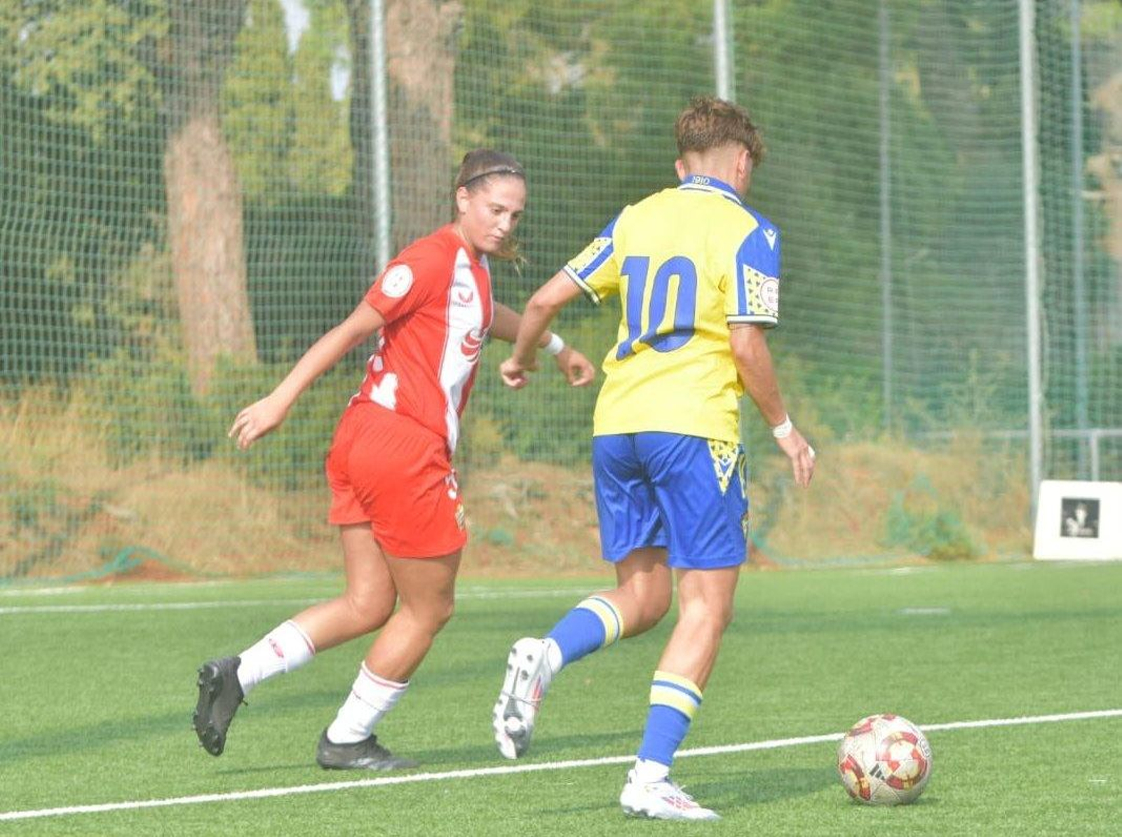 La malagueña Conchita defiende una acción de la cadista Andrea durante una acción del encuentro en tierras gaditanas.