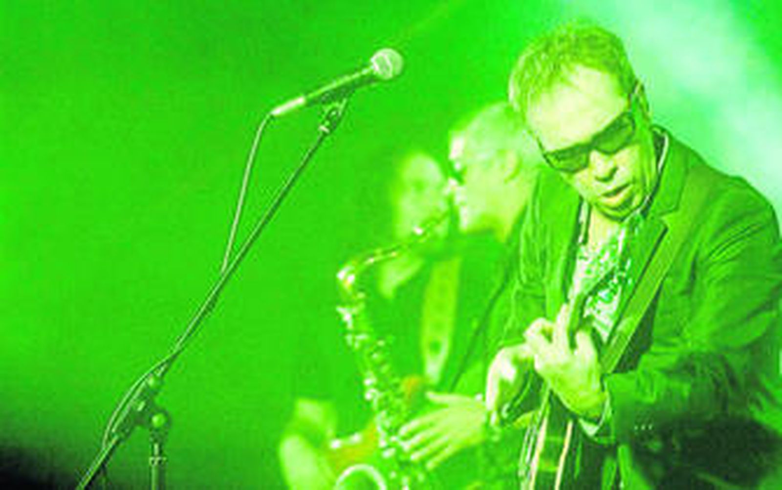 Nacho García Vega, líder actual de Nacha Pop durante el concierto de Roquetas.