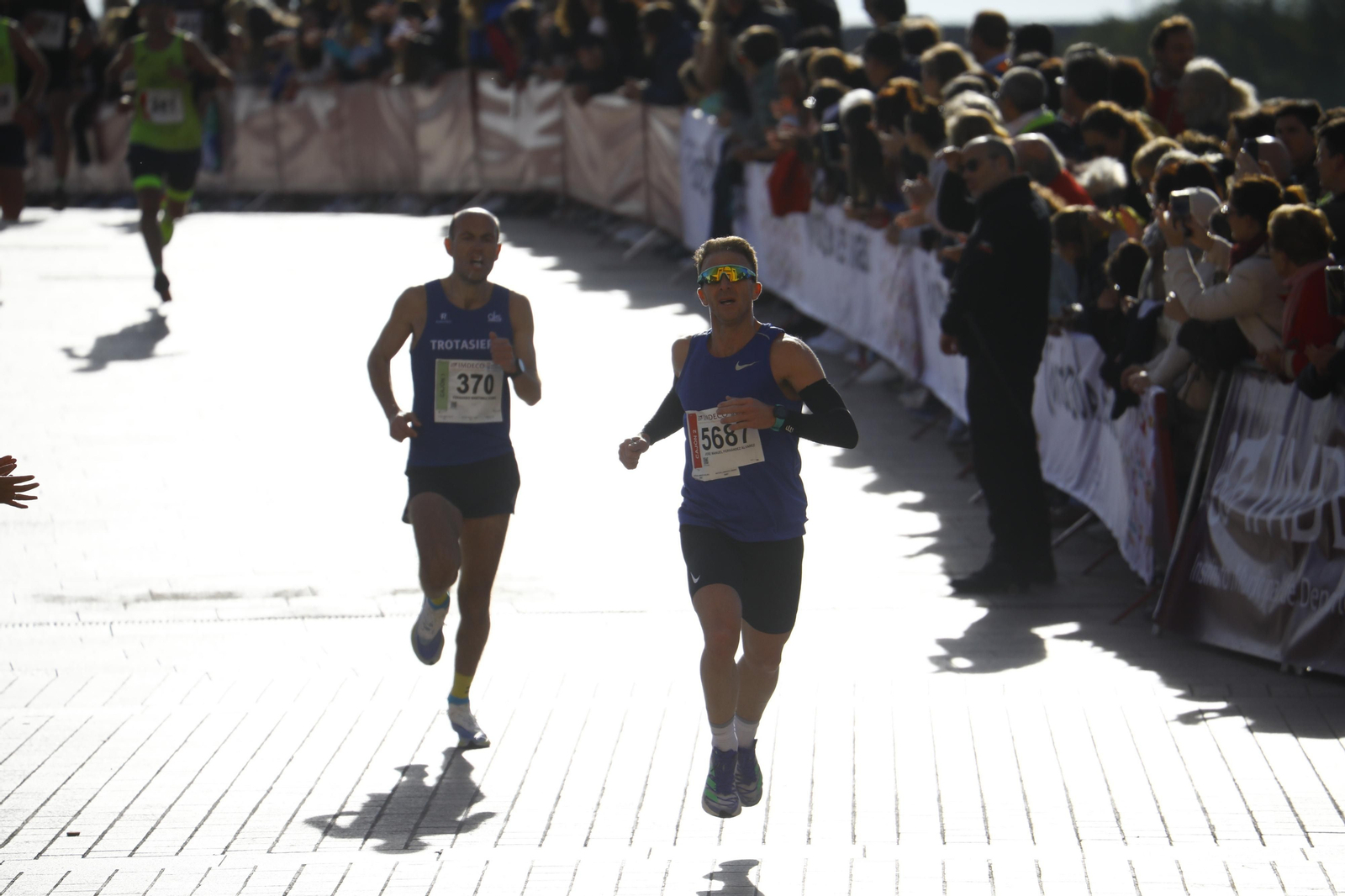 La gloria de cruzar la Puerta del Puente: imágenes de la meta de la 36 Media Maratón de Córdoba