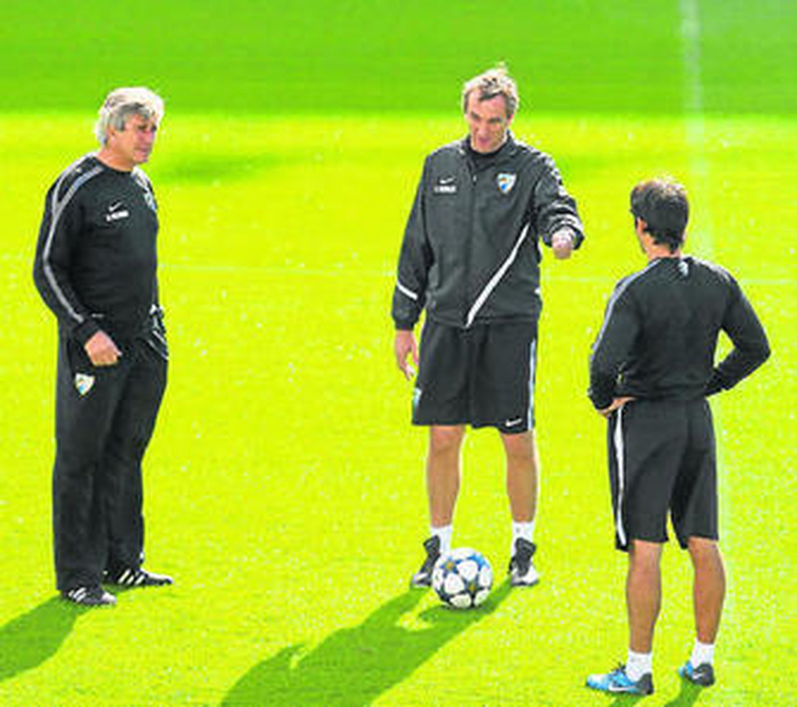 Pellegrini y Cousillas charlan con Seba durante un entrenamiento.