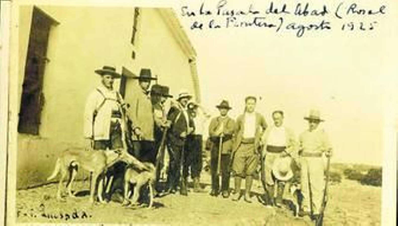 Escena familiar en la Posada del Abad, en Rosal de la Frontera, en agosto de 1925.