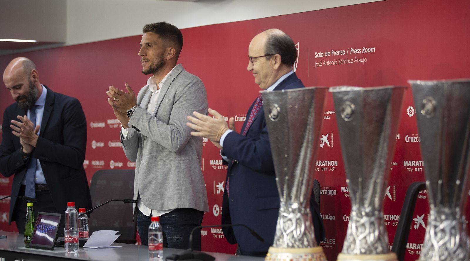 Carriço, en su despedida del Sevilla junto a Monchi y Castro.