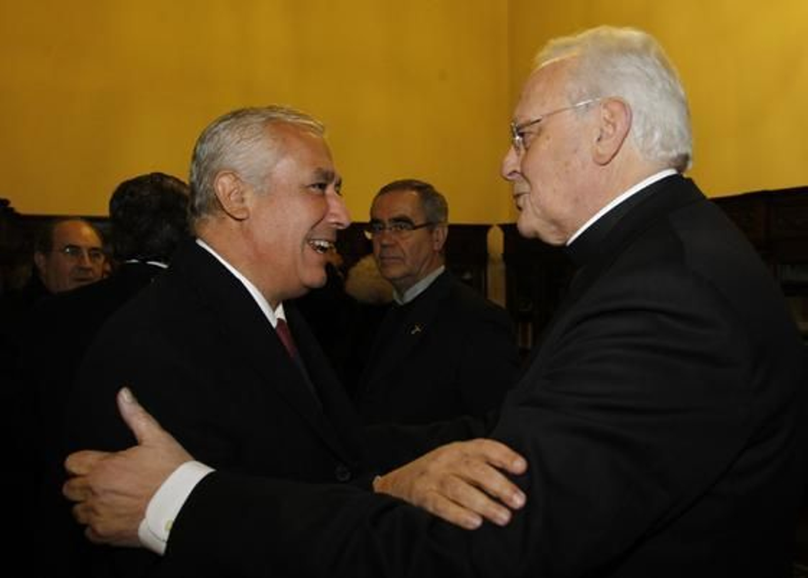 Javier Arenas saluda al cardenal Amigo en presencia de Fray Joaquín Domínguez. 

Foto: Antonio Pizarro / Juan Carlos Vázquez / Victoria Hidalgo / Manuel Gómez