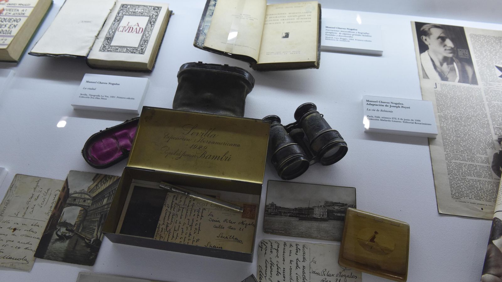 Distintos objetos y enseres de la época.