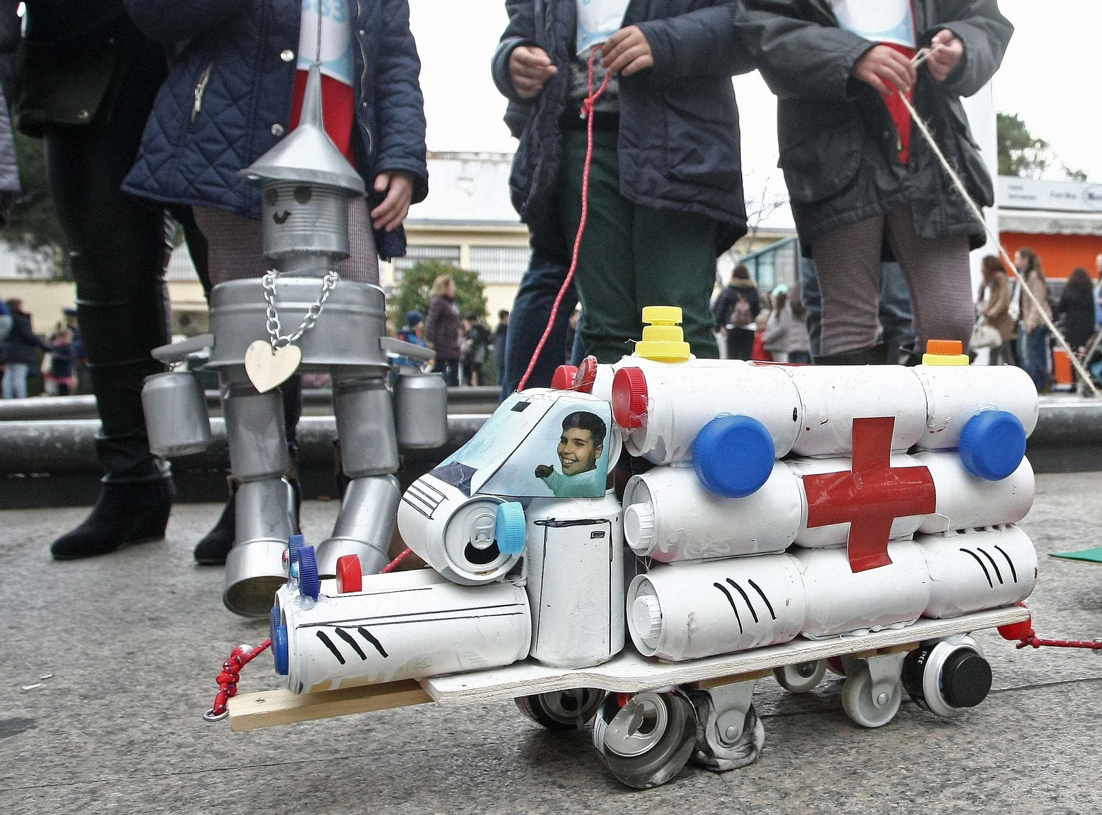 El tradicional arrastre de latas en Algeciras