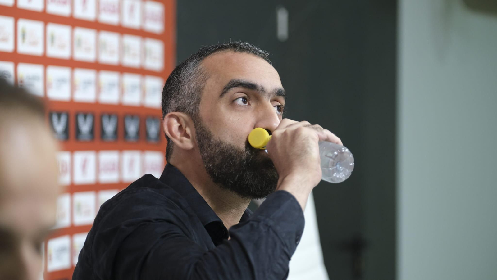 Mohamed El Assy bebe agua en un receso de su comparecencia