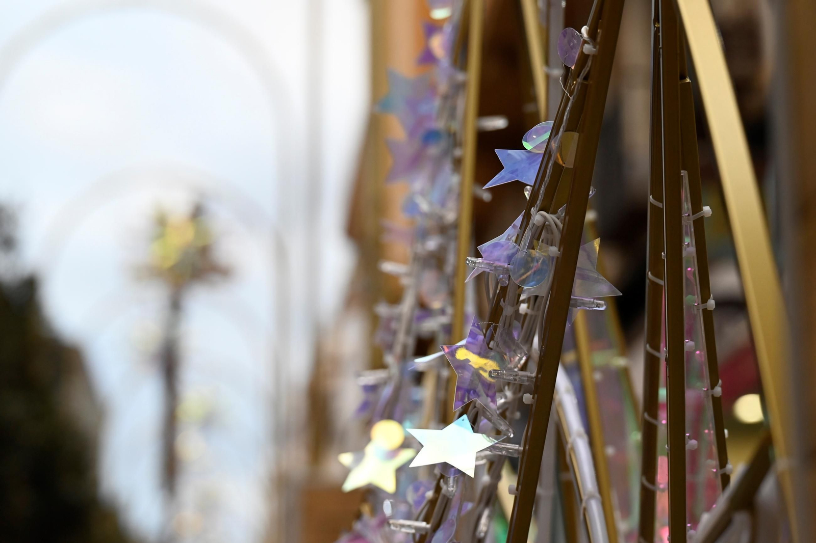 Las luces de Navidad de la calle Cruz Conde van tomando forma