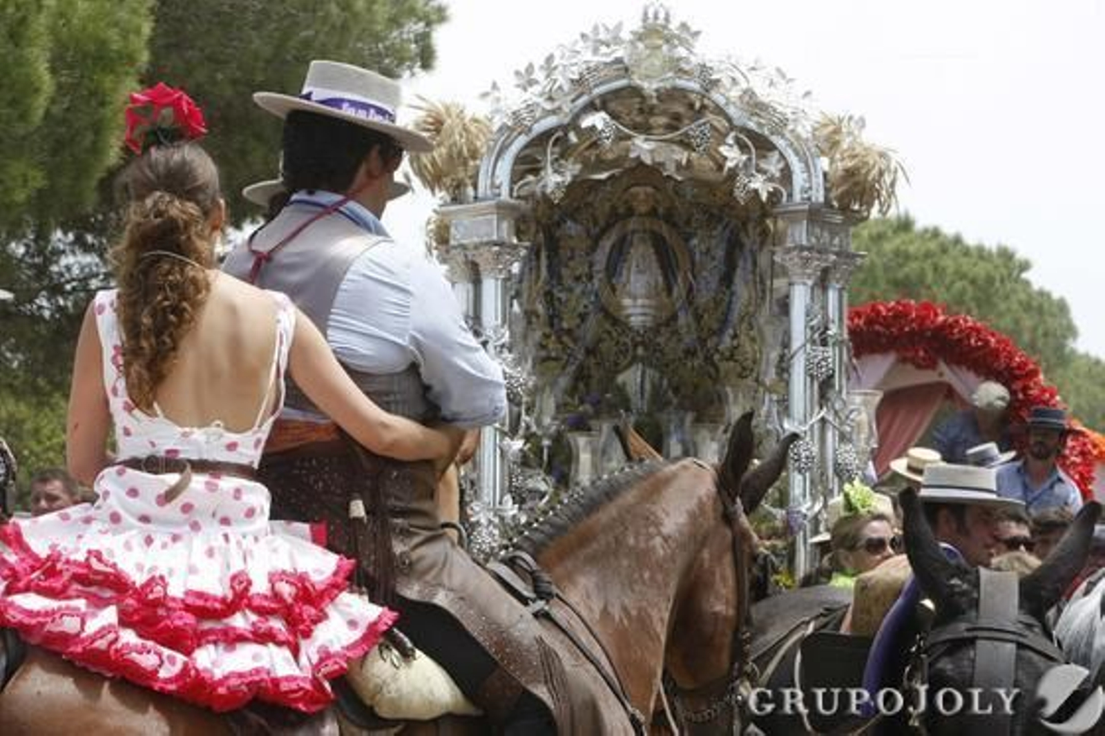 Una pareja a caballo frente al Simpecado.

Foto: Pascual