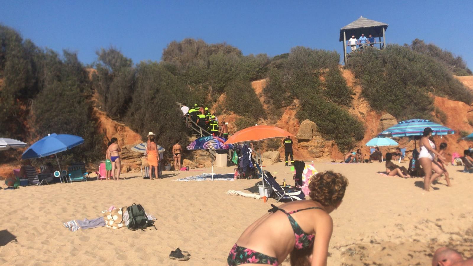 Los bomberos trasladan el cuerpo del fallecido.