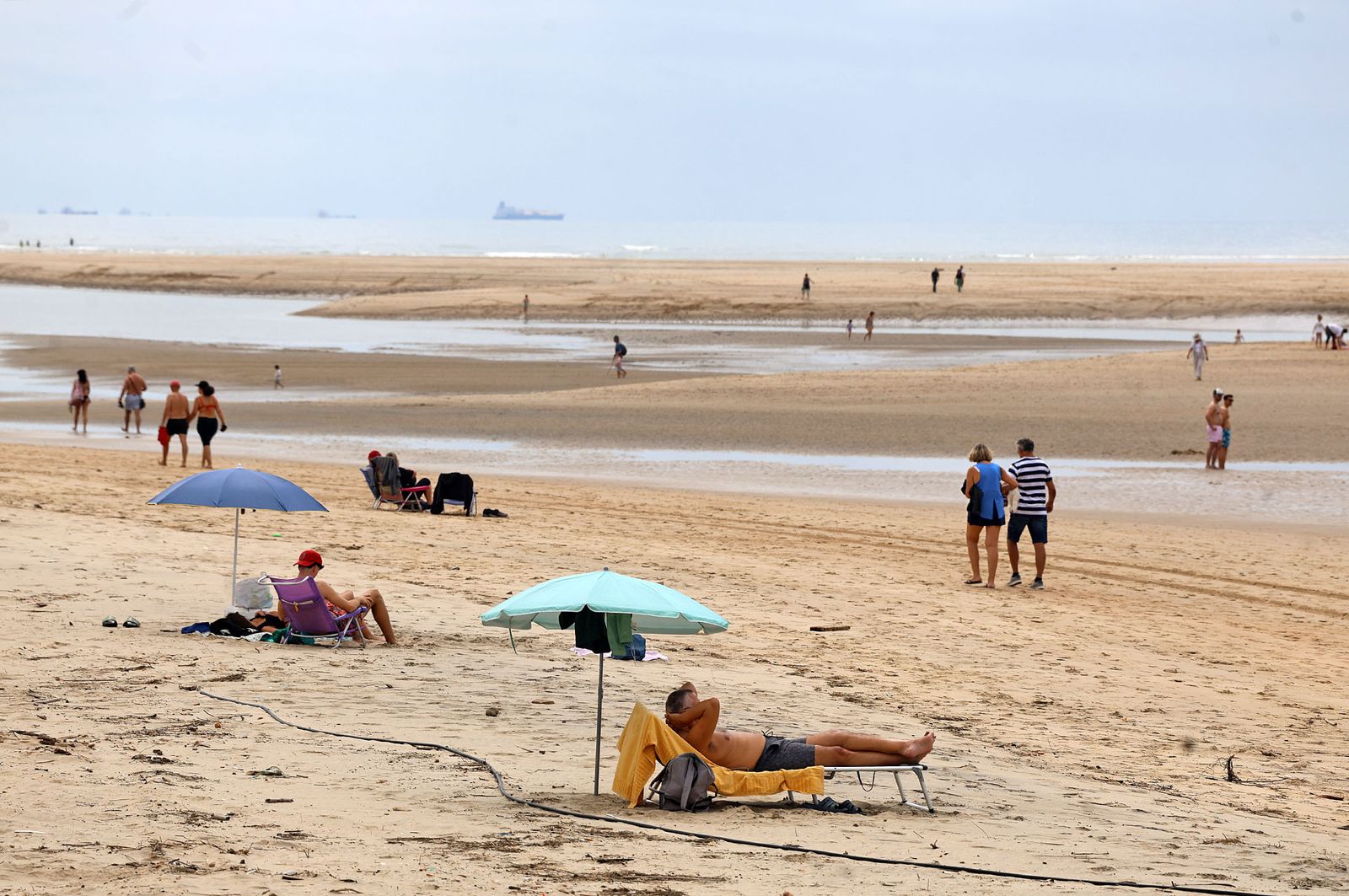 Imágenes del ambiente en la playa de El Portil durante la mañana del 1 de mayo