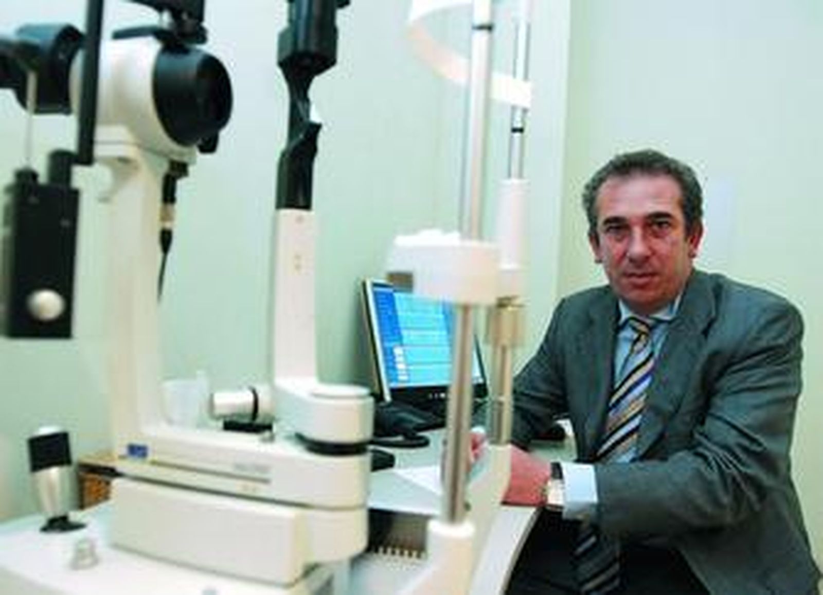 El doctor Pedro Caro en la clínica Oculsur de la avenida Ramón de Carranza.