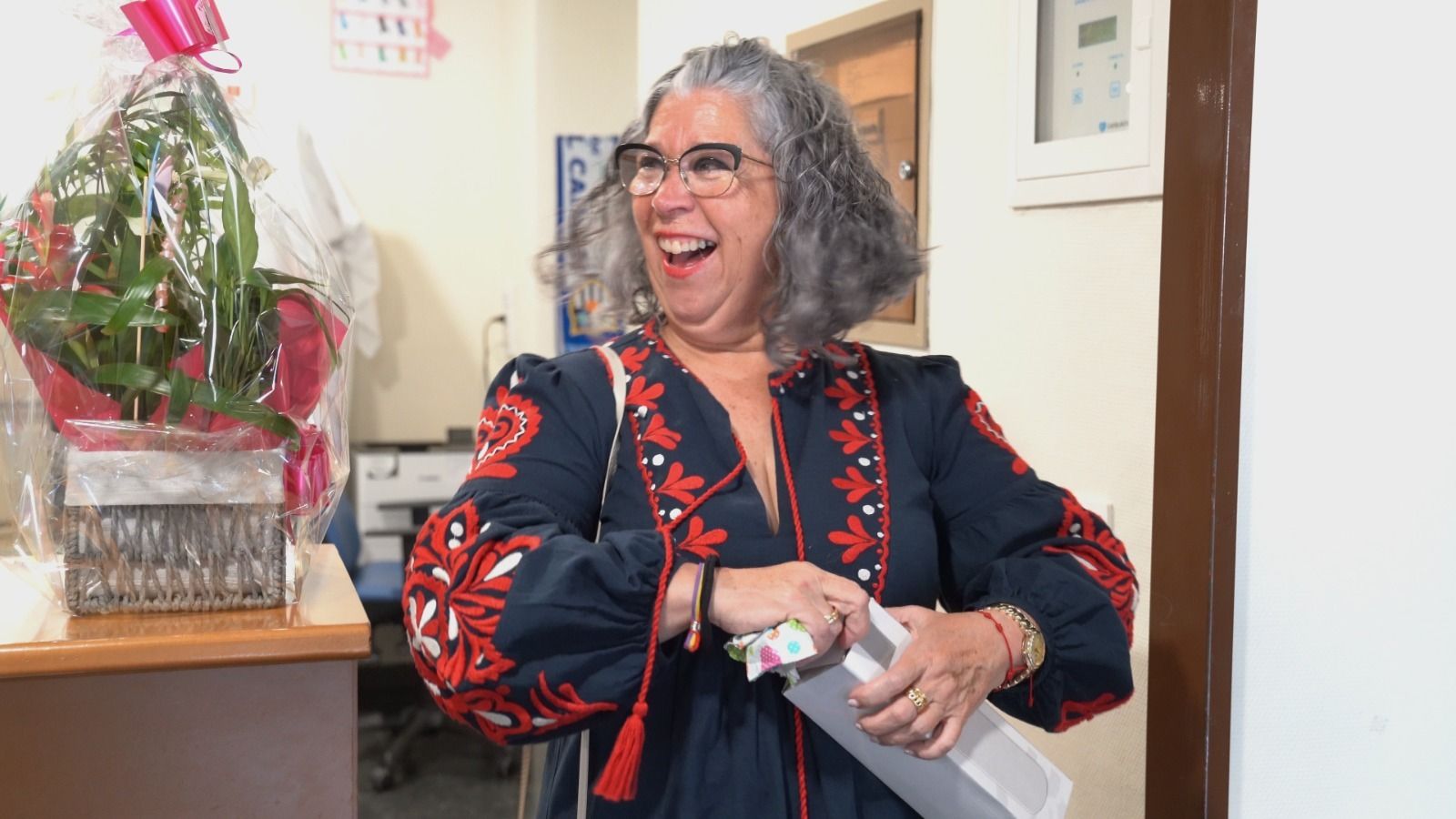 Antonia Gómez, radiante de felicidad, abre un regalo de sus compañeros.