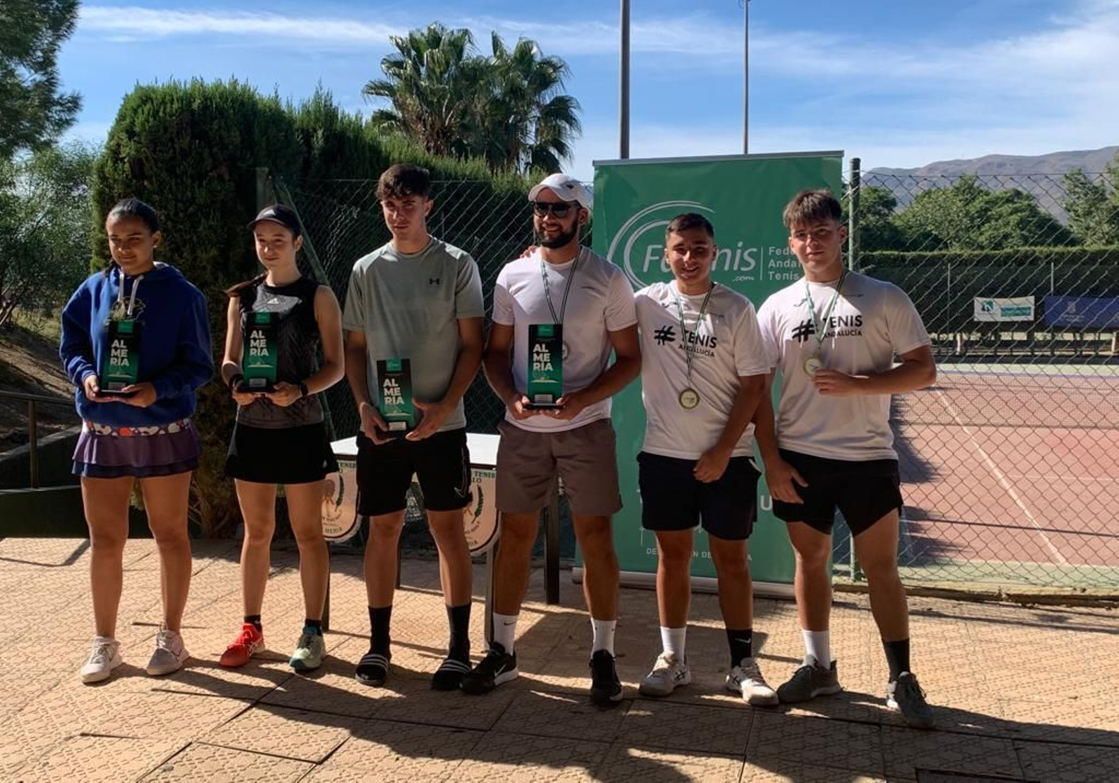 Los distintos campeones provinciales de tenis posan con sus respectivos trofeos. Los distintos campeones provinciales de tenis posan con sus respectivos trofeos.
