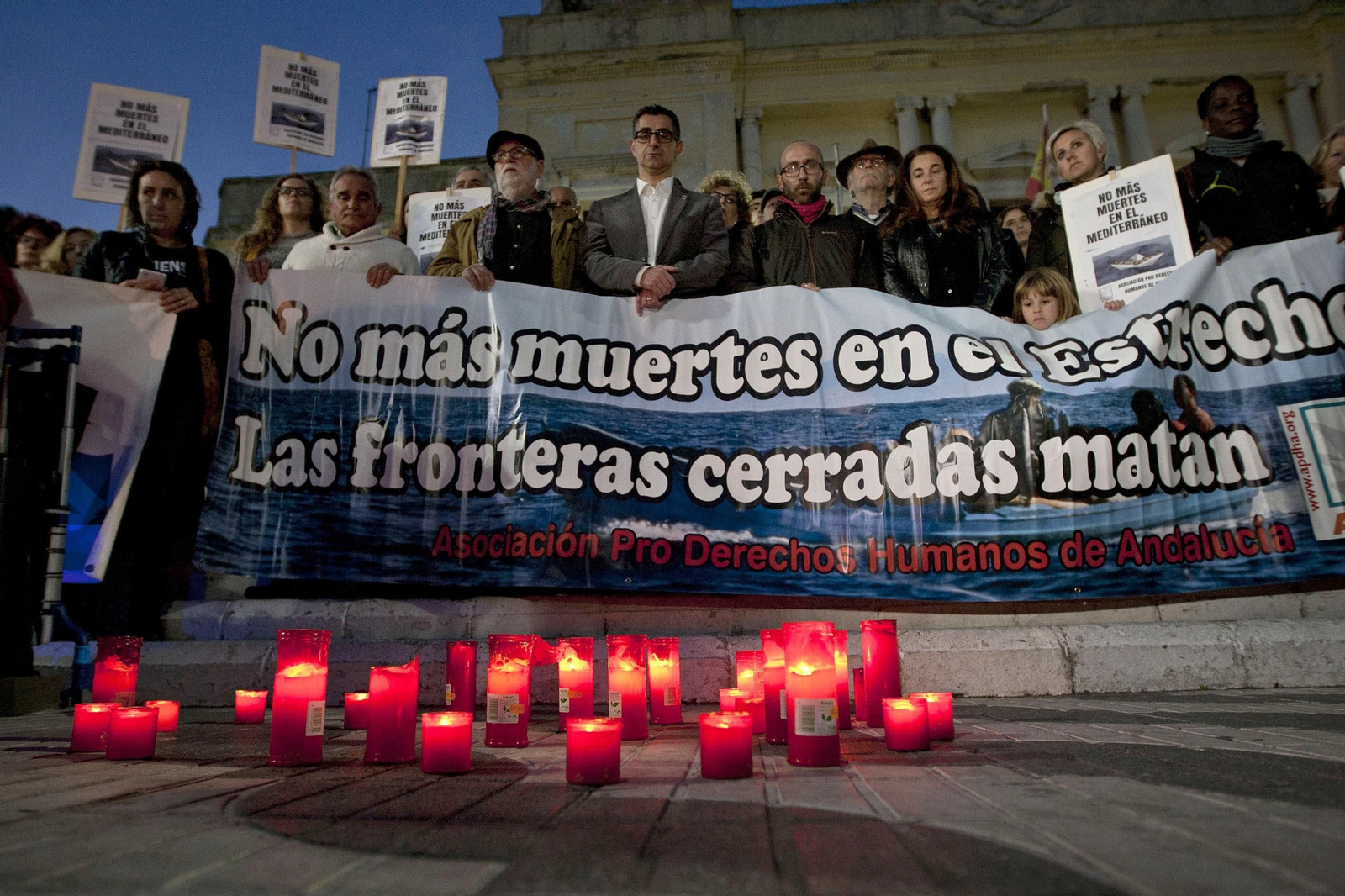 Un grupo de personas se concentran en Barbate por la muerte del niño Samuel, el pasado 31 de enero.