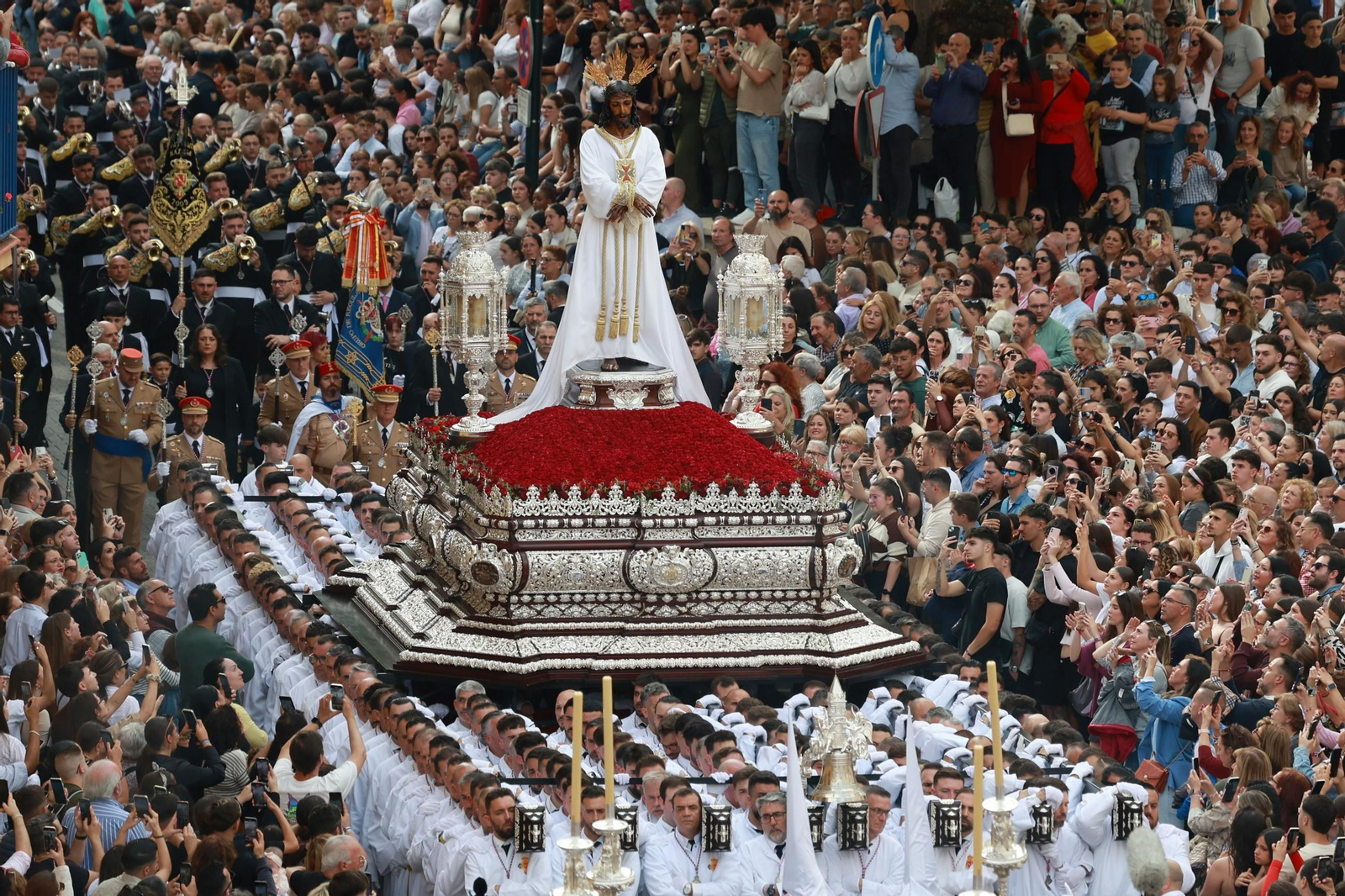 El Cautivo, en su procesión del Lunes Santo en Málaga, en fotos