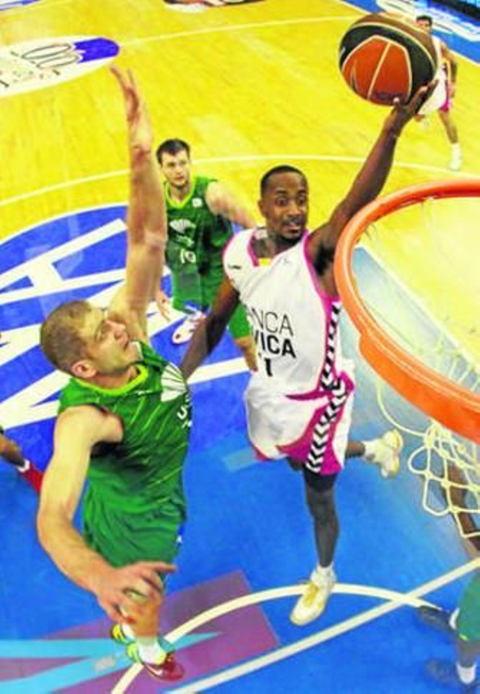 Calloway realiza una bandeja superando a Zoric.