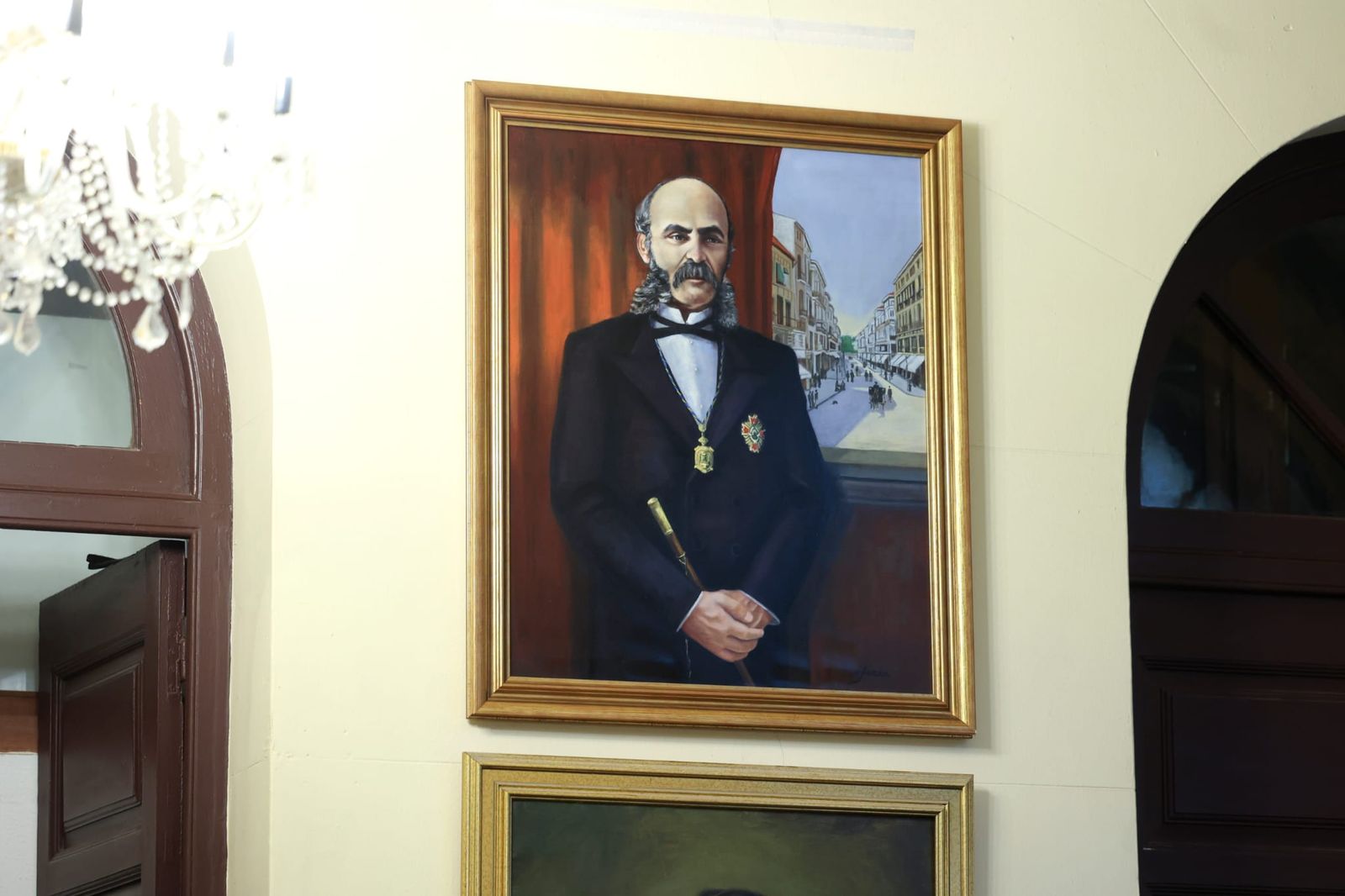 El Ayuntamiento de Málaga incorpora el retrato de Alarcón Luján a la galería de alcaldes, en imágenes