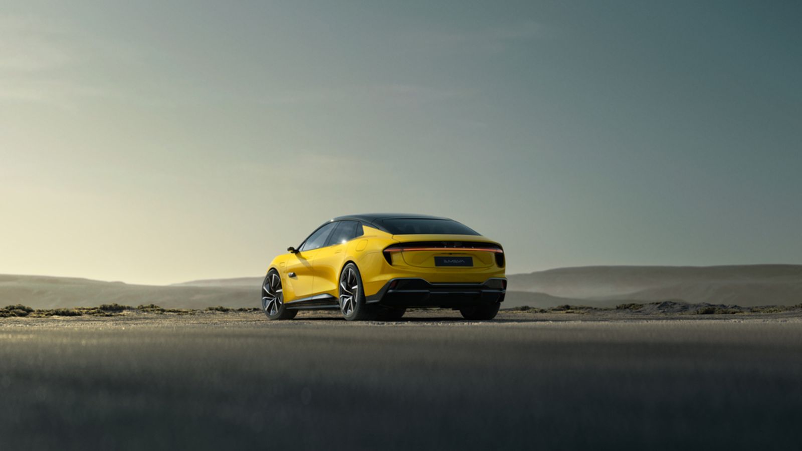 Extremadamente aerodinámico, el reparto de pesos entre los dos ejes promete ser perfecto, con el 50 por ciento de la masa total en cada uno de ellos.