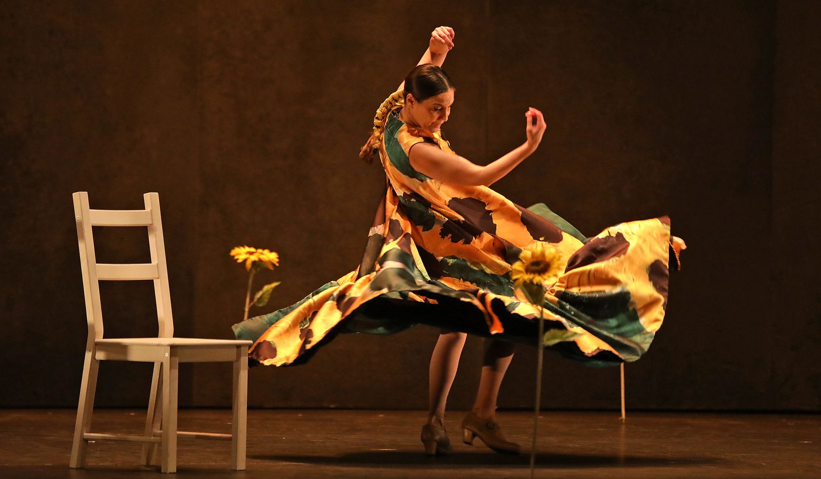 La mujer es la única que pone un poco de luz en el mundo de hombres que la rodea.