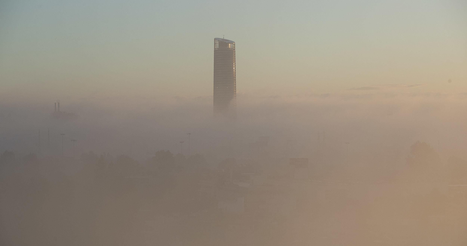 La niebla cubre Sevilla