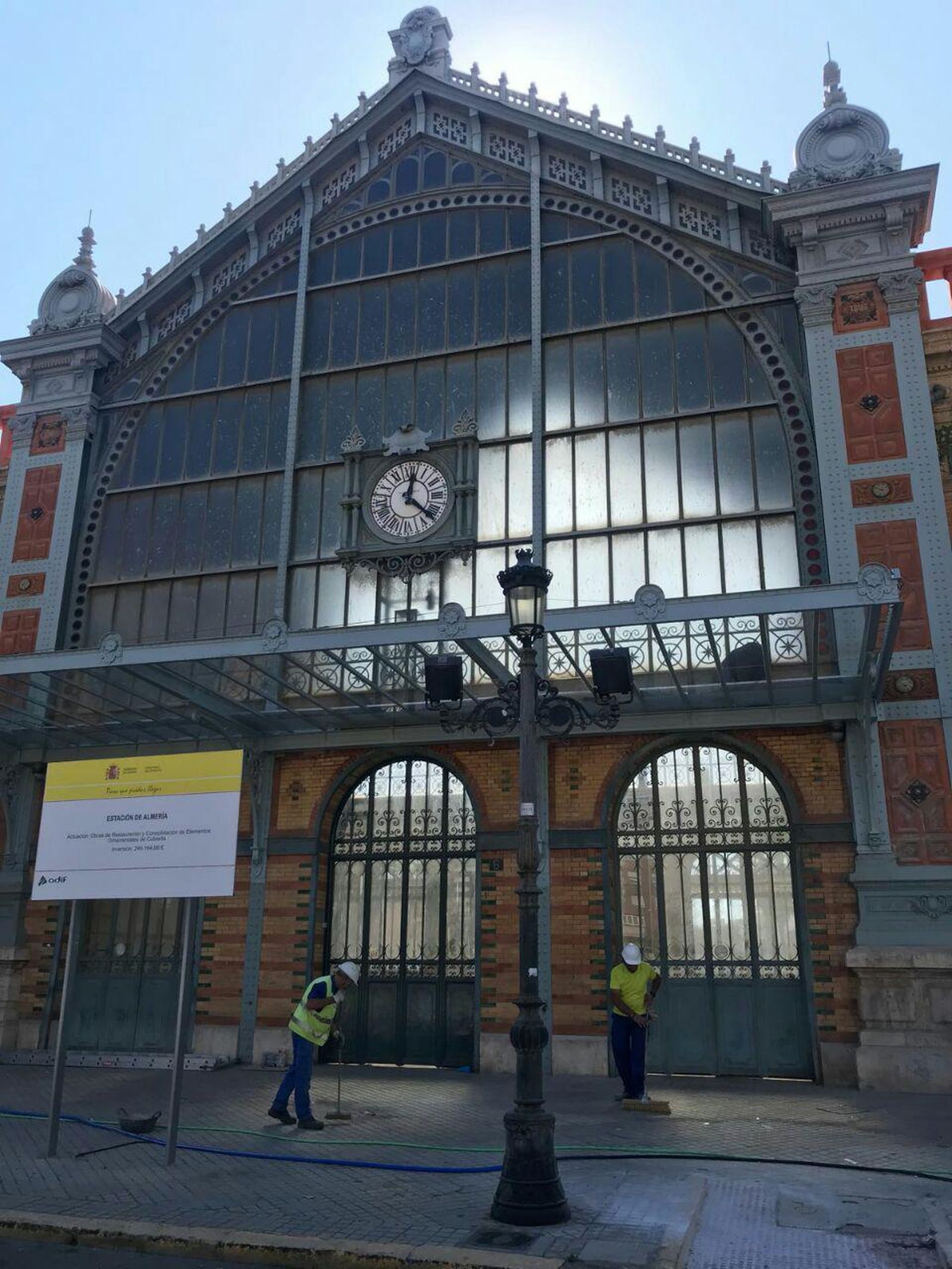 La marquesina de entrada ha recuperado su aspecto original.