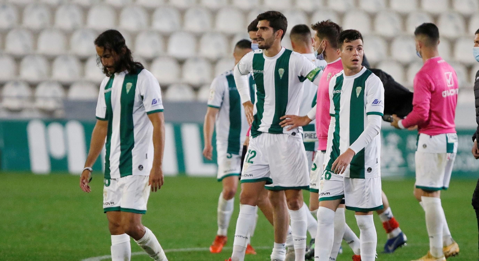 Mario Ortiz, Bernardo Cruz y Luismi, abatidos tras el empate ante el Real Murcia.