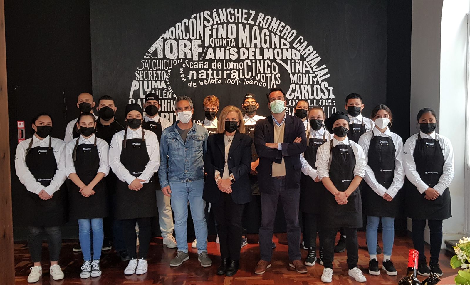 Una foto de familia de los alumnos participantes en la Escuela Gastro Osborne, junto a la concejala.