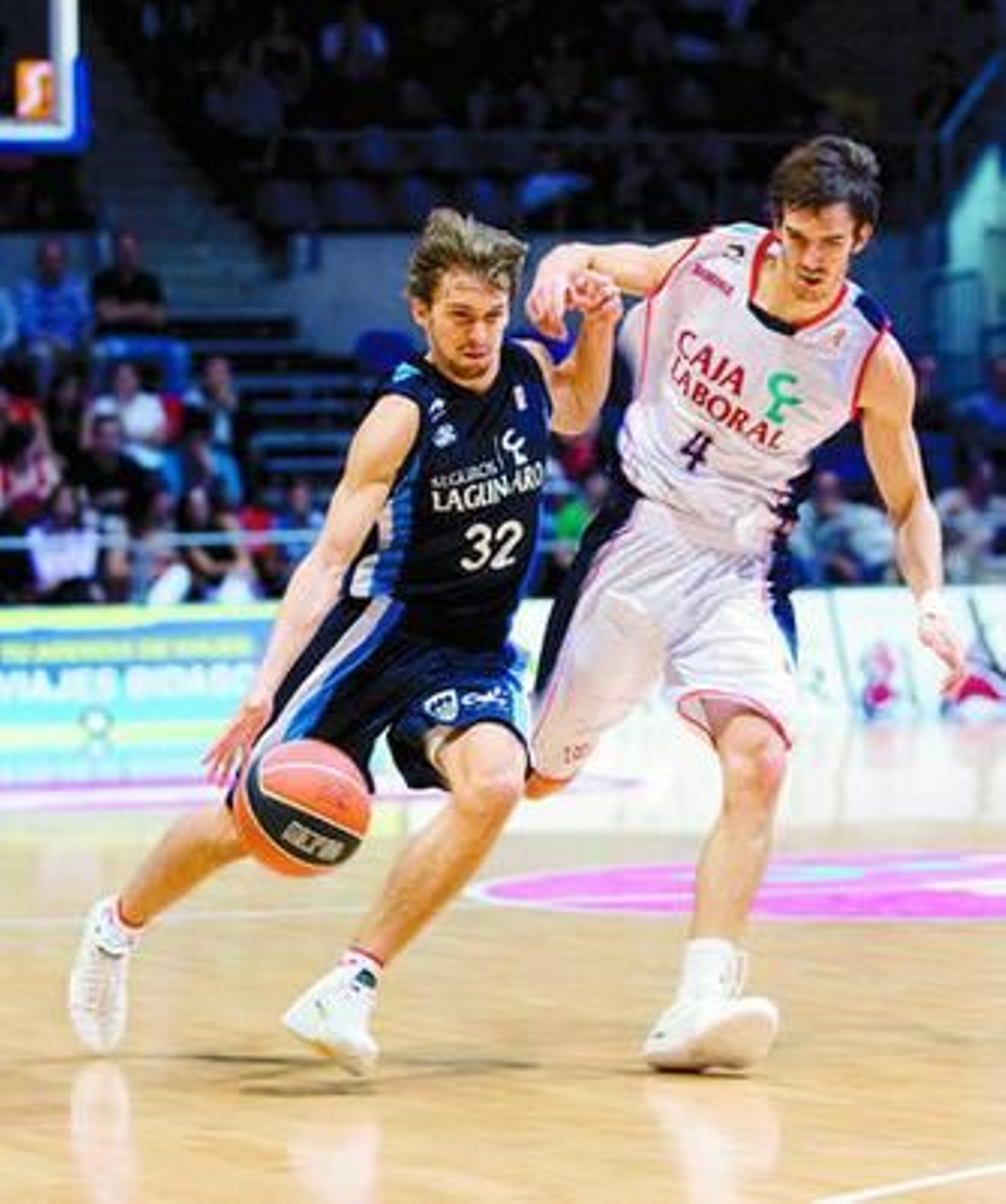 Rai López, del Lagur Aro, es perseguido por Ribas, del Caja Laboral.