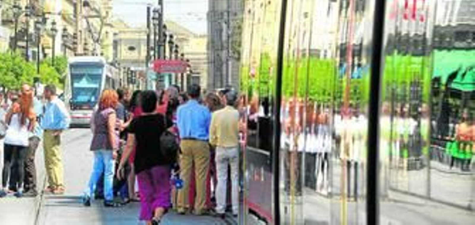 Corte de tráfico del tranvía por parte de un grupo de funcionarios, ayer por la mañana.