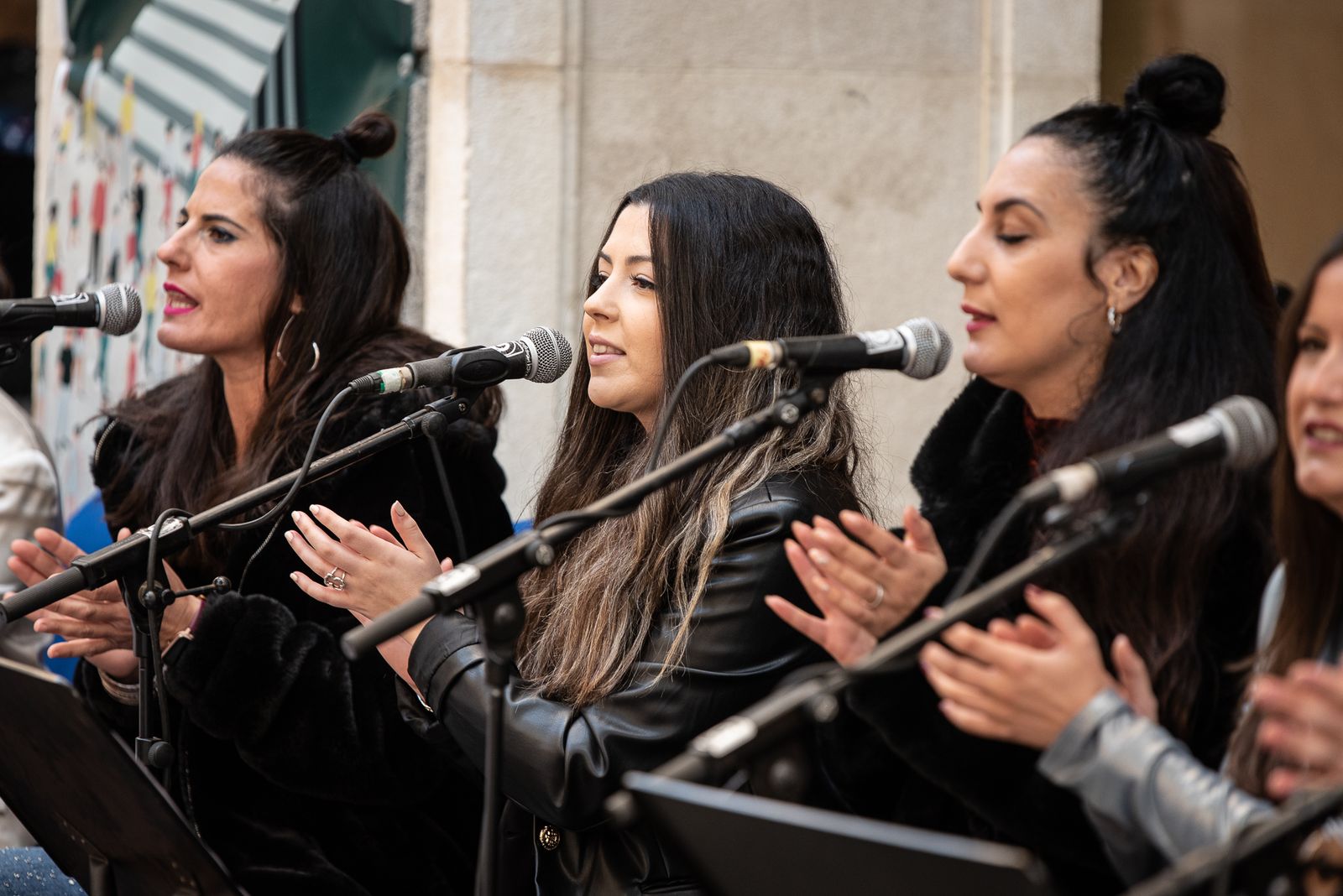 Imágenes de la Zambombá " Sones de Navidad" en la puerta de la Diputación