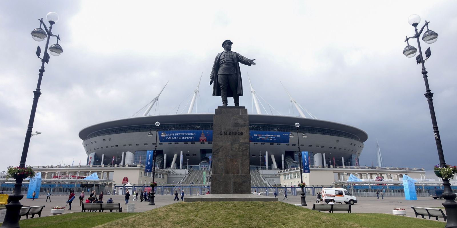 La selección rusa, agasajada por miles de seguidores en la Fan Zone de Moscú, ayer.
