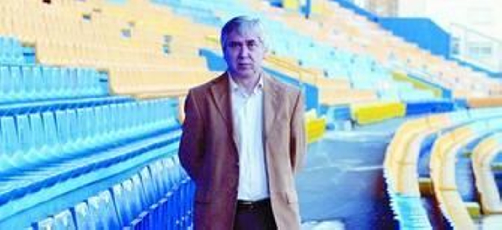 Antonio Muñoz posa en la tribuna del estadio Ramón de Carranza, que pronto pasará a mejor vida.