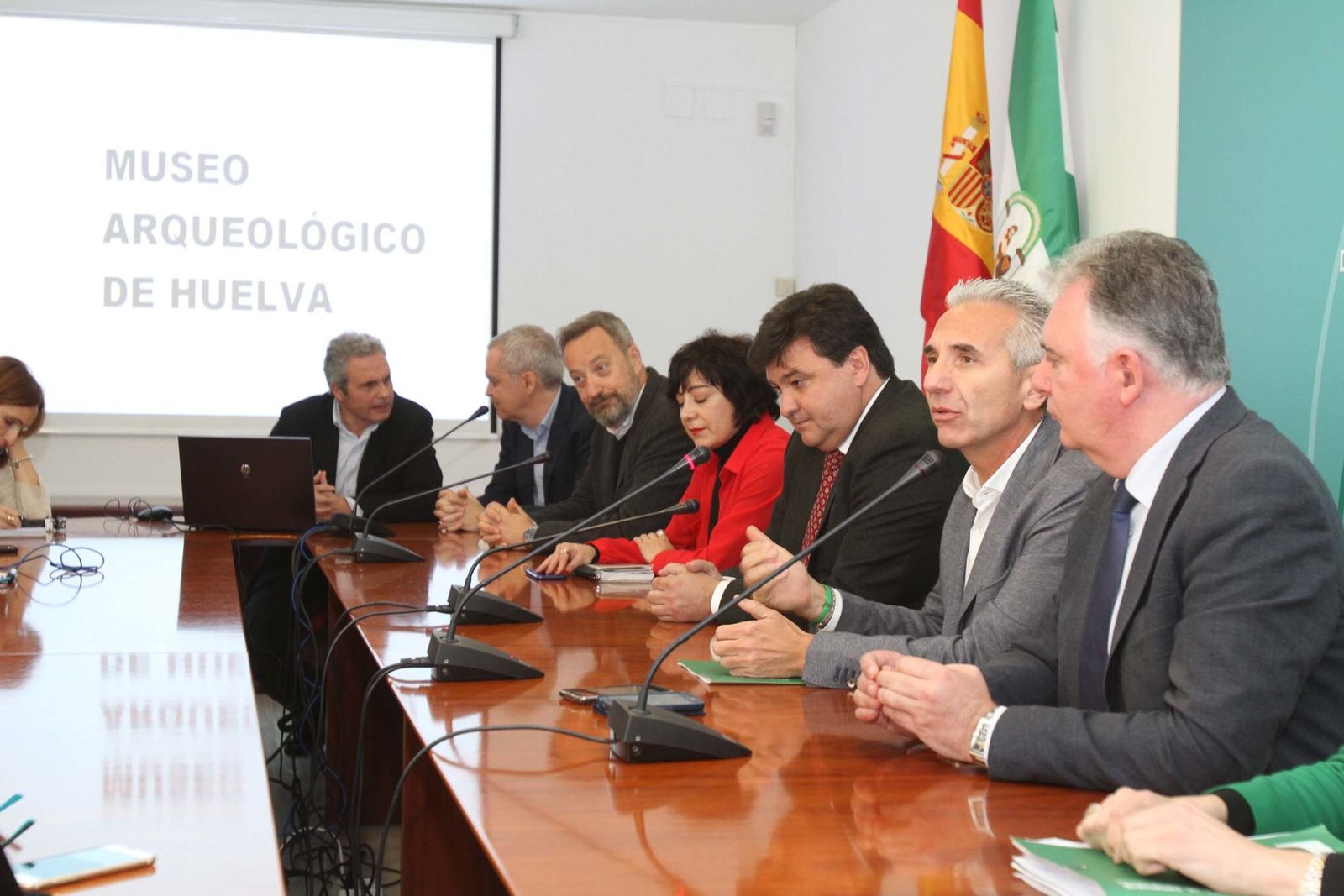 El consejero de Cultura, Miguel Ángel Vázquez, presenta el proyecto de rehabilitación del Banco de España como sede del Museo Arqueológico de Huelva.